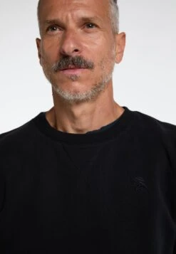 Schmuddelwedda FelpaSchwarz Uomo Maglieria E Felpe WD222Q00S-Q11 3 Schmuddelwedda FelpaSchwarz Uomo Maglieria E Felpe WD222Q00S-Q11 -Schmuddelwedda a33f93e7672d46abbd38060075ceb498